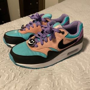 Womens Nike sneakers, size 6 (4.5 mens)
